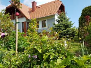 uma casa com um jardim em frente em Ginavilla em Keszthely