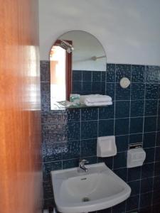 Ένα μπάνιο στο Kokkinos Apartments