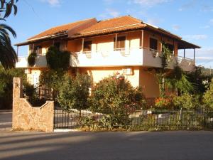 阿里拉斯的住宿－Kokkinos Apartments，前面有围栏的房子