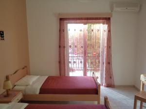 Ένα ή περισσότερα κρεβάτια σε δωμάτιο στο Kokkinos Apartments