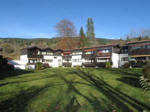 een groot gebouw met een groot groen veld ervoor bij Ferienwohnung Michael - ruhig gelegen und nah am See in Schliersee
