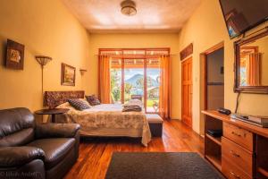 un soggiorno con un letto e un divano di Lake Front Suite at Los Elementos a Santa Cruz La Laguna