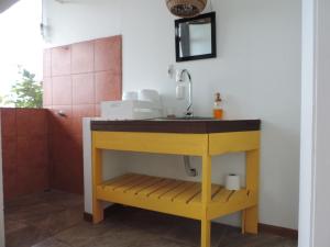 une cuisine avec un évier jaune et un comptoir dans l'établissement Ranchos Remo Lodge, à Uvita