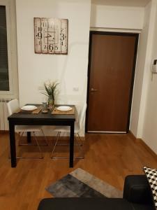 ein Esszimmer mit einem Tisch und einer braunen Tür in der Unterkunft Moonflower House in Mailand