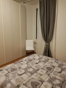 ein Schlafzimmer mit einem Bett mit einem Vorhang und einem Stuhl in der Unterkunft Moonflower House in Mailand