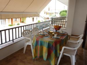 una mesa con un colorido mantel en el balcón en Valem, en Can Picafort