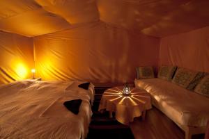 姆哈米德比沃亚克拉杜恩布兰奇酒店的一间卧室，里面有两张床和一张桌子