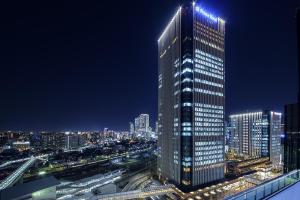 ein hohes Gebäude in einer Stadt in der Nacht in der Unterkunft Nagoya Prince Hotel Sky Tower in Nagoya