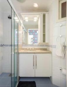 a bathroom with a glass shower and a sink at Casa Ideal para Férias em Florianópolis in Florianópolis