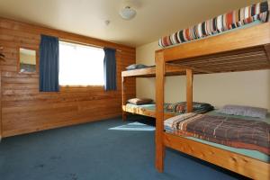 Tempat tidur susun dalam kamar di Tui Base Camp