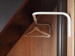 un armario de madera con percha en la cocina en Kaika Minamino Ie, en Kioto