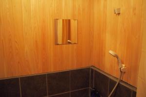 un baño con ducha y espejo en Kaika Minamino Ie, en Kioto 13 fotos más