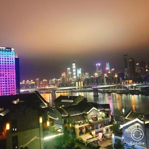 重慶市にあるBoutique of Meditation with Cuisine & Night View, Exit 2 Liujiatai Station Line 9の川と建物のある夜の街並み