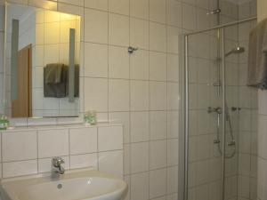 
Ein Badezimmer in der Unterkunft Löns Hotel Garni
