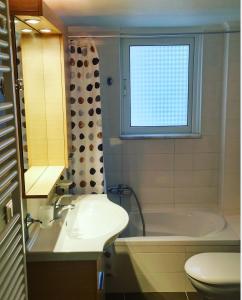 Apartment with gardens (ideal for surfers) tesisinde bir banyo