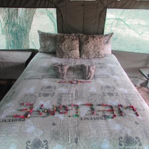 Postel nebo postele na pokoji v ubytování Mzsingitana Tented Camp
