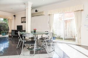 TV a/nebo společenská místnost v ubytování Abbotsford Private Rooms & Pods - 15 Charles Homestay