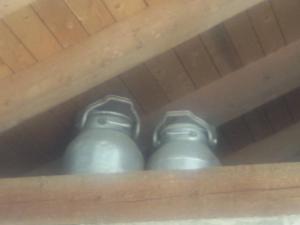 メルティナにあるPitterle Hofの天井下の棚に座る鐘