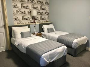 Un pat sau paturi într-o cameră la Normanton Park Hotel, Sure Hotel Collection by Best Western