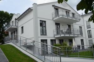 ein Apartmenthaus mit Balkon auf der Seite in der Unterkunft Residenz Margarete - Apt. 2.3 in Binz