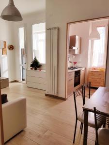 uma sala de estar com uma cozinha e uma mesa e cadeiras em Moralma em Sarzana