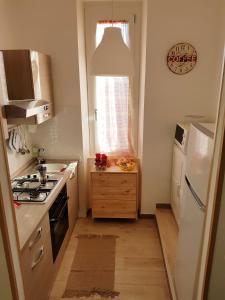 uma cozinha com um fogão e um frigorífico branco em Moralma em Sarzana
