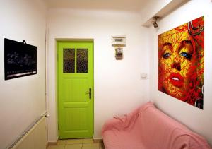 Praga apartment في بوخارست: غرفة فيها باب أخضر ودهان