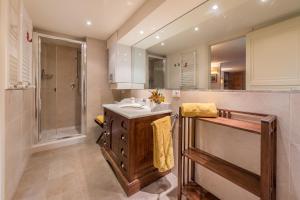 un bagno con lavandino e doccia di Il Glicine La Piana dei Colli a Mondello Altre 51 foto