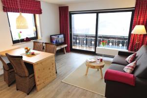 a living room with a couch and a table at Auszeit in Obermaiselstein