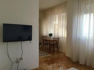 Televisyen dan/atau pusat hiburan di Super Central & Panoramic - Leo's Apartment