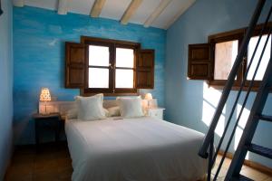 Rúm í herbergi á Hotel Rural La Data +37 myndir