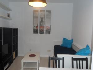 マドリードにあるApartamento 6 plazas. Centro de Madrid. Ref27のベッド、テーブル、椅子が備わる客室です。