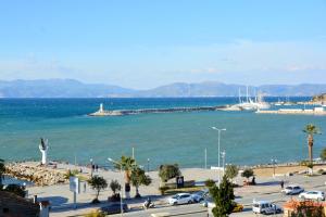 - une vue sur une grande étendue d'eau avec un port dans l'établissement Istankoy Hotel, à Kusadası