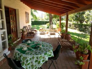 an outdoor patio with a table and chairs at 2 PAX Departamentos in Villa Rumipal