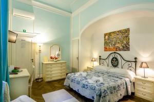 1 dormitorio con 1 cama y una pintura en la pared en "il Pitti" Soggiorno, en Florencia