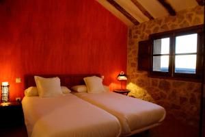 Rúm í herbergi á Hotel Rural La Data