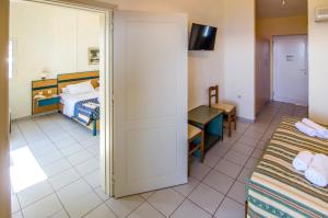 Posteľ alebo postele v izbe v ubytovaní Porto Skala Village Hotel
