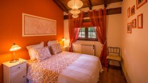 Säng eller sängar i ett rum på CASUCAS LA GUARIZA - Casa Susi -