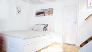 ブダペストにあるNew Astoria Apartmentの白いベンチ付き白い部屋