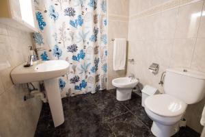 Et badeværelse på Large Penthouse with Sunny Terrace + 20 billeder