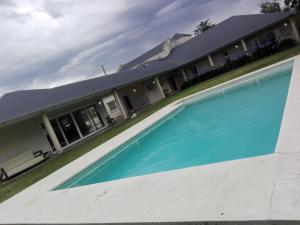 una grande piscina di fronte a una casa di Hosteria Ruphay a Tandil