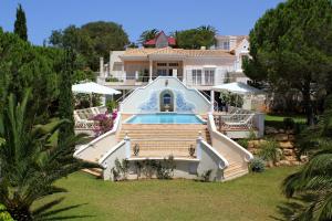 Imagem da galeria de Top Cliff Villa with ocean view and pool at stunning cliffs no Burgau