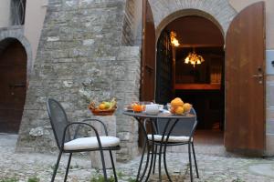 a table with a bowl of fruit on it at Appartamento San Martino in Spoleto