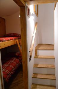 ブレウイル・チェルヴィナイアにあるWhite Atticの二段ベッド2組と階段が備わる客室です。