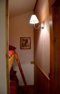 ブレウイル・チェルヴィナイアにあるWhite Atticの二段ベッド1組、壁に照明が備わる客室です。