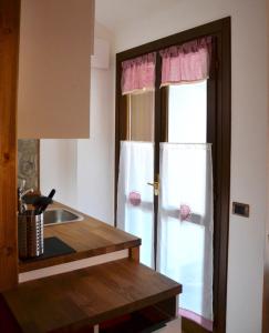 una cucina con lavandino e finestra di White Attic a Breuil-Cervinia