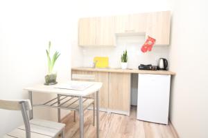 małą kuchnię ze stołem i blatem w obiekcie Apartamenty Trzciana w mieście Rzeszów