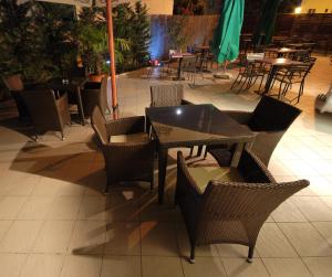 eine leere Terrasse mit Tischen und Stühlen in einem Restaurant in der Unterkunft Hotel Amadeus in Budapest