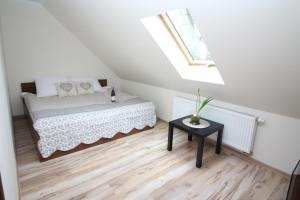 Łóżko lub łóżka w pokoju w obiekcie Apartamenty Trzciana