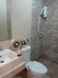 Kylpyhuone majoituspaikassa Samed Port View